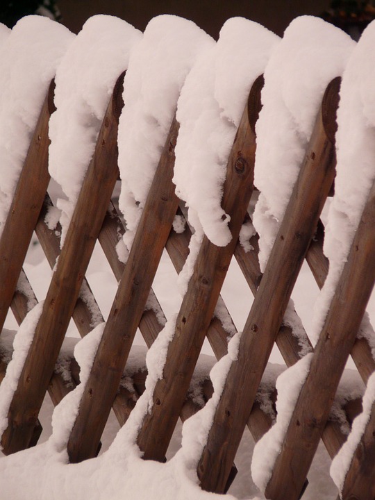 How does a snow fence work?